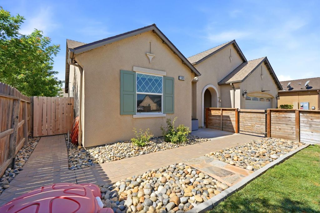 Image 5 of property listing at 1383 E Donnybrook Place, Hanford, CA 93230