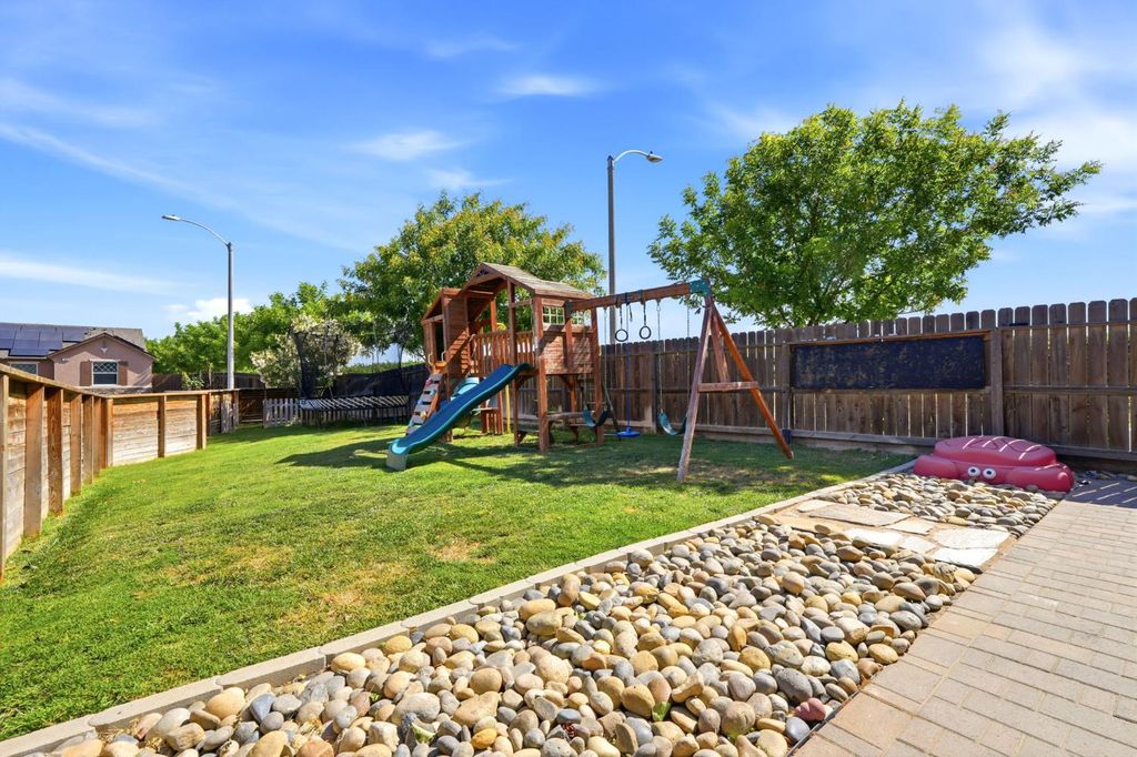 Image 6 of property listing at 1383 E Donnybrook Place, Hanford, CA 93230