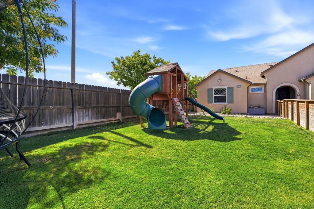 Image 7 of property listing at 1383 E Donnybrook Place, Hanford, CA 93230
