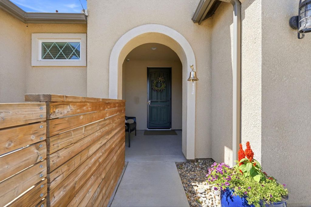 Image 8 of property listing at 1383 E Donnybrook Place, Hanford, CA 93230