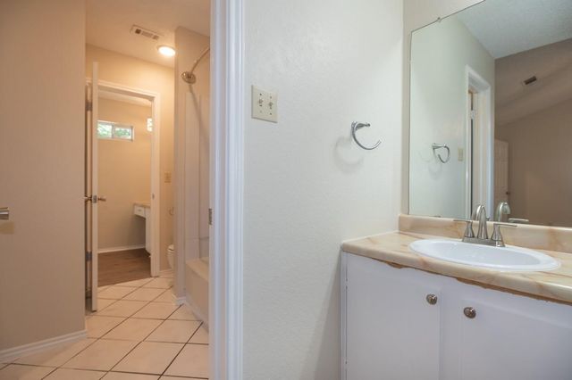 925 Chisholm CV, Round Rock, TX 78681