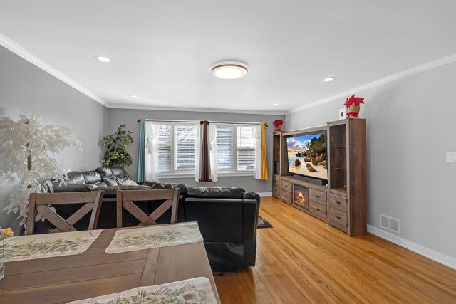 5032 Crain Street, Skokie, IL 60077