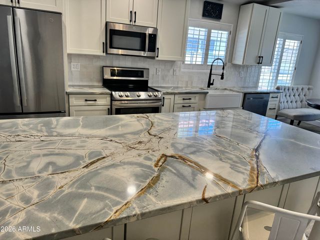 7824 W JULIE Drive, Glendale, AZ 85308