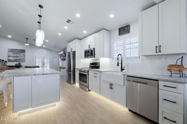 7824 W JULIE Drive, Glendale, AZ 85308