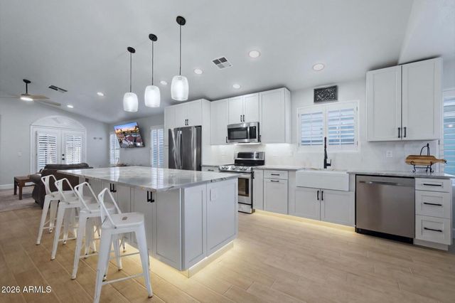 7824 W JULIE Drive, Glendale, AZ 85308