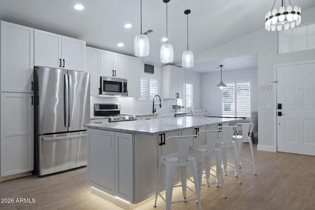 7824 W JULIE Drive, Glendale, AZ 85308