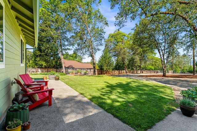 335 Summit Loop, Grants Pass, OR 97527