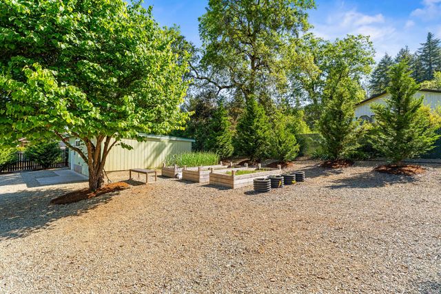 335 Summit Loop, Grants Pass, OR 97527