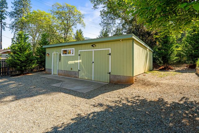 335 Summit Loop, Grants Pass, OR 97527
