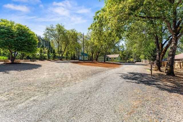 335 Summit Loop, Grants Pass, OR 97527