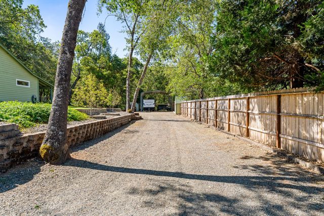 335 Summit Loop, Grants Pass, OR 97527