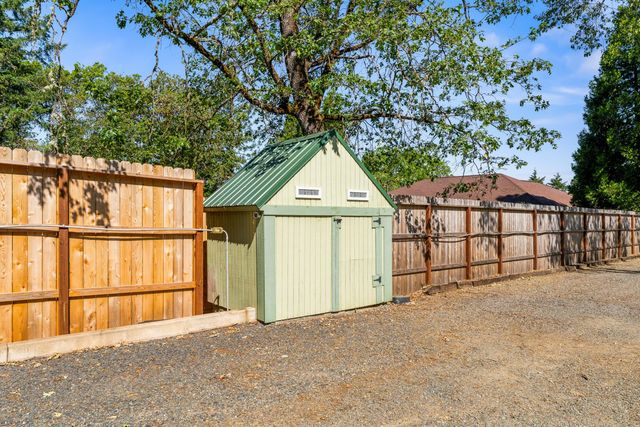 335 Summit Loop, Grants Pass, OR 97527