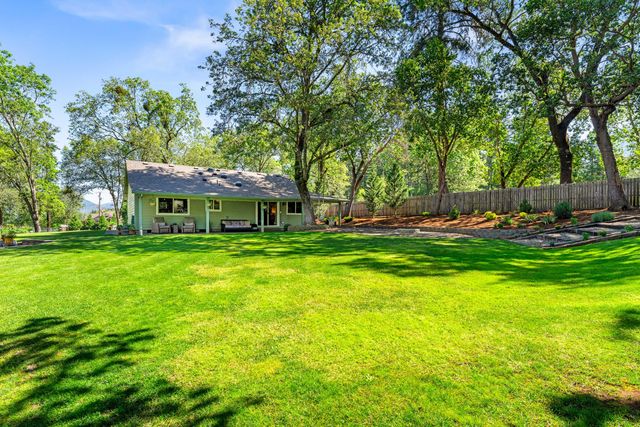 335 Summit Loop, Grants Pass, OR 97527