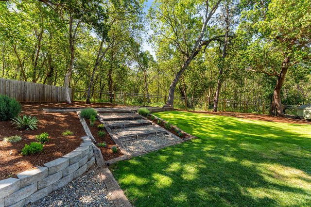 335 Summit Loop, Grants Pass, OR 97527