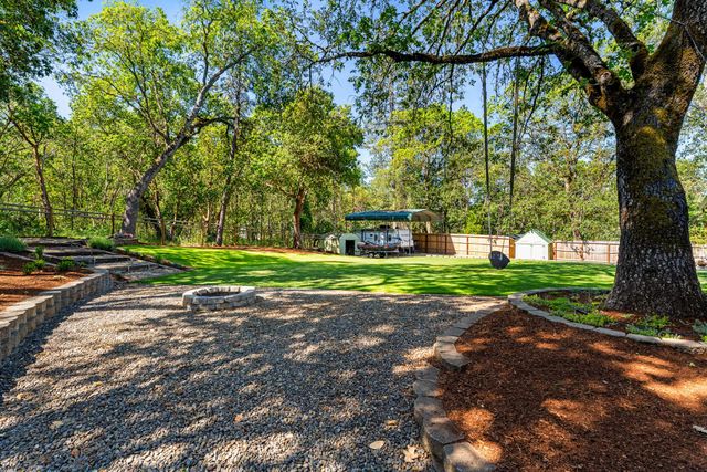 335 Summit Loop, Grants Pass, OR 97527