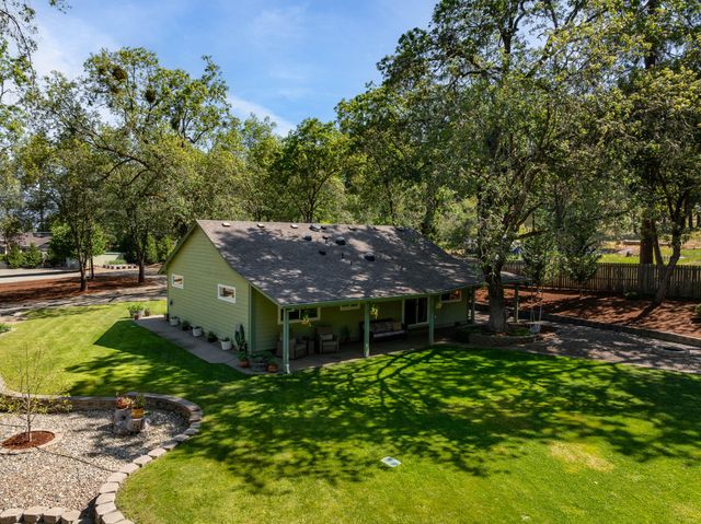 335 Summit Loop, Grants Pass, OR 97527
