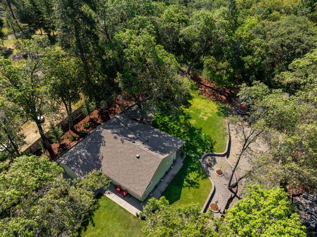 335 Summit Loop, Grants Pass, OR 97527