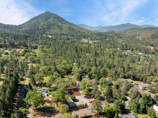 335 Summit Loop, Grants Pass, OR 97527