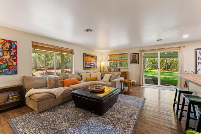 335 Summit Loop, Grants Pass, OR 97527