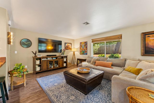335 Summit Loop, Grants Pass, OR 97527