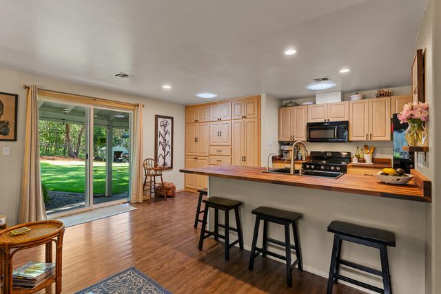 335 Summit Loop, Grants Pass, OR 97527