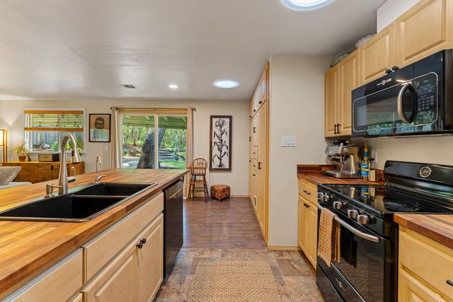 335 Summit Loop, Grants Pass, OR 97527
