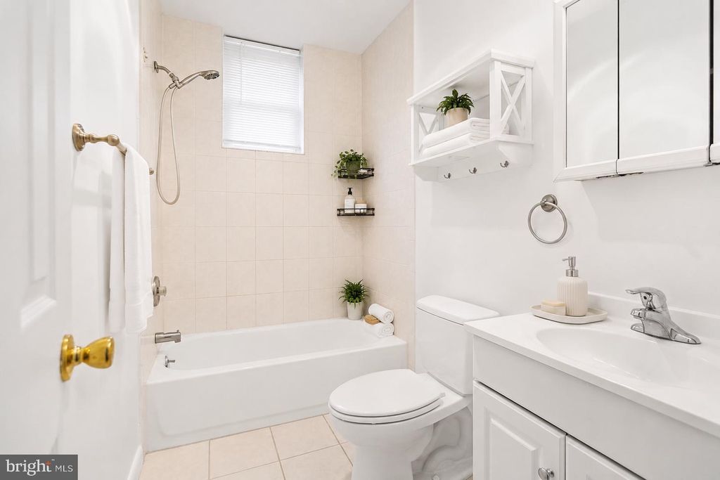 Image 14 of property listing at 3915 FALLS RD, Baltimore, MD 21211