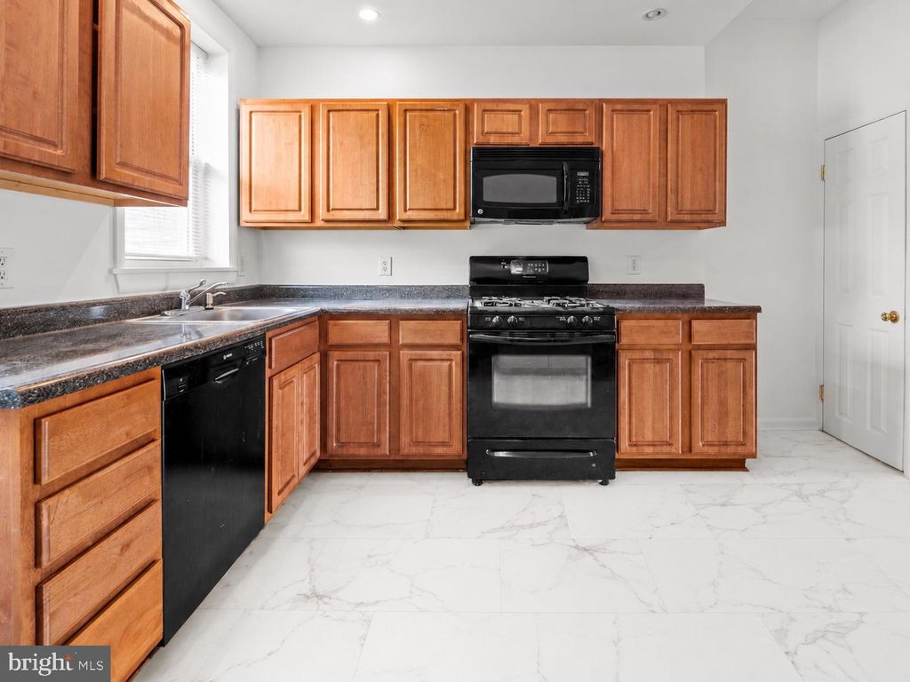 Image 8 of property listing at 3915 FALLS RD, Baltimore, MD 21211