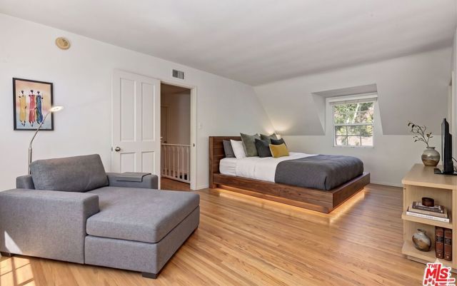 1041 Chantilly Road, Los Angeles, CA 90077