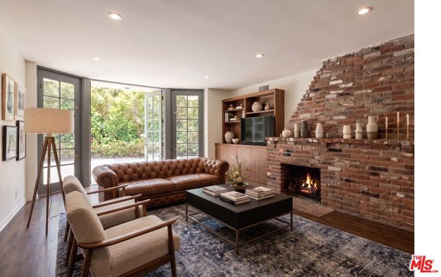 1041 Chantilly Road, Los Angeles, CA 90077