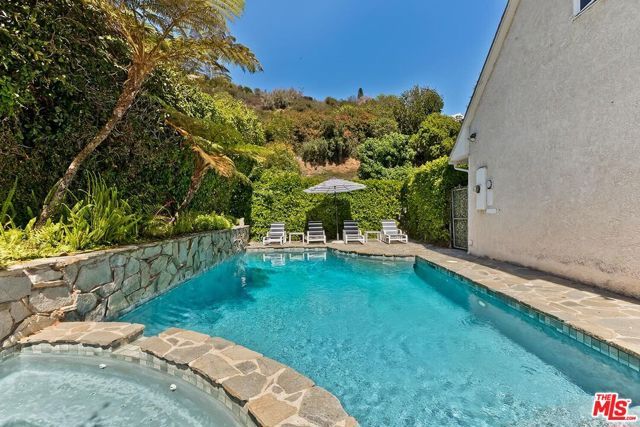 1041 Chantilly Road, Los Angeles, CA 90077