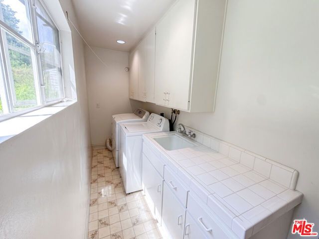 1041 Chantilly Road, Los Angeles, CA 90077