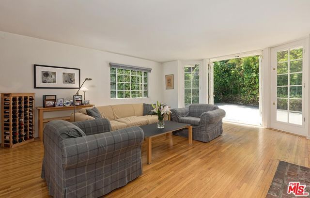 1041 Chantilly Road, Los Angeles, CA 90077