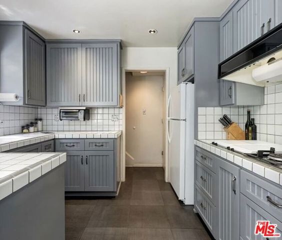 1041 Chantilly Road, Los Angeles, CA 90077