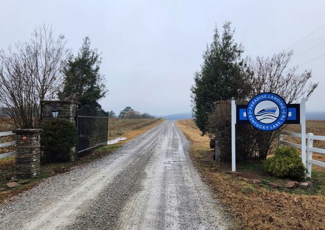 2287 Hardin Bottom River Road, Clifton, TN 38425