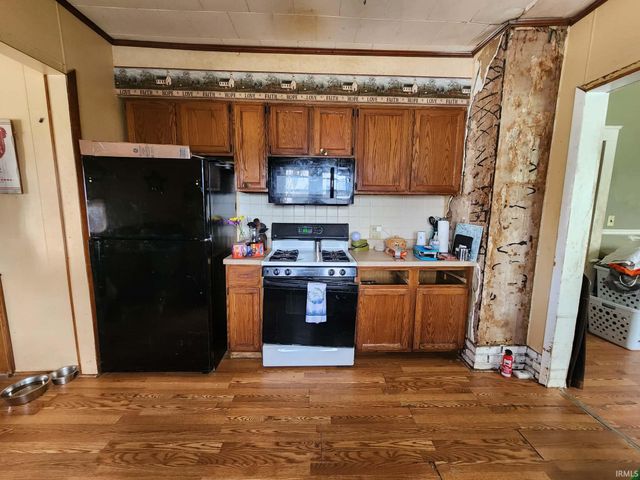 1913 S 1200 East Road, Oakland City, IN 47660