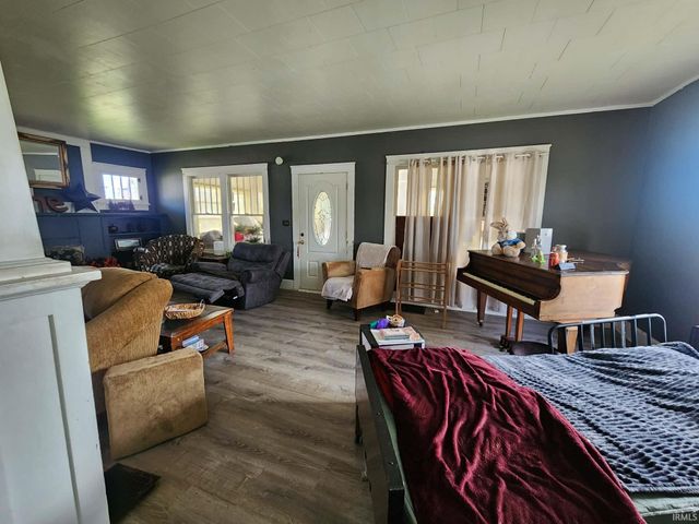 1913 S 1200 East Road, Oakland City, IN 47660