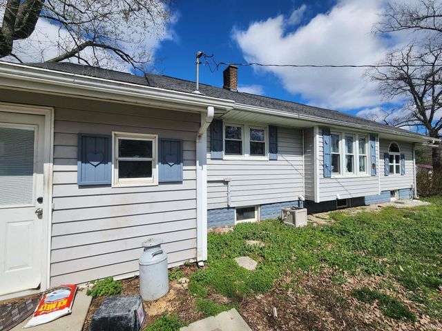 1913 S 1200 East Road, Oakland City, IN 47660