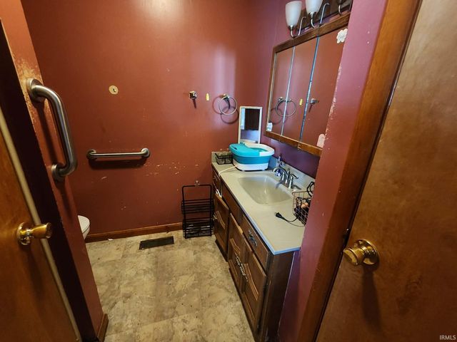 1913 S 1200 East Road, Oakland City, IN 47660