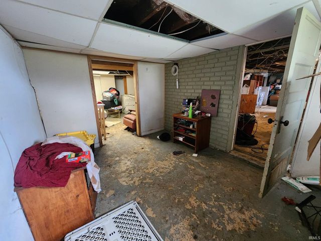 1913 S 1200 East Road, Oakland City, IN 47660