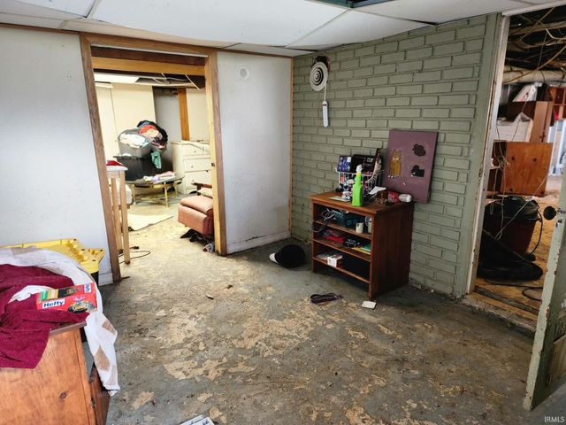 1913 S 1200 East Road, Oakland City, IN 47660