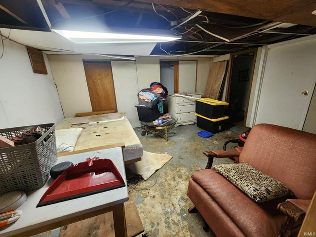 1913 S 1200 East Road, Oakland City, IN 47660