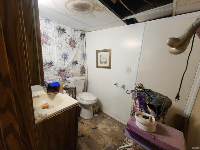 1913 S 1200 East Road, Oakland City, IN 47660