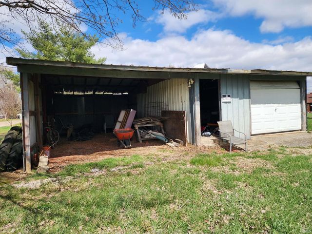 1913 S 1200 East Road, Oakland City, IN 47660