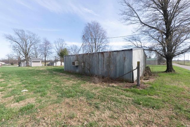 1913 S 1200 East Road, Oakland City, IN 47660