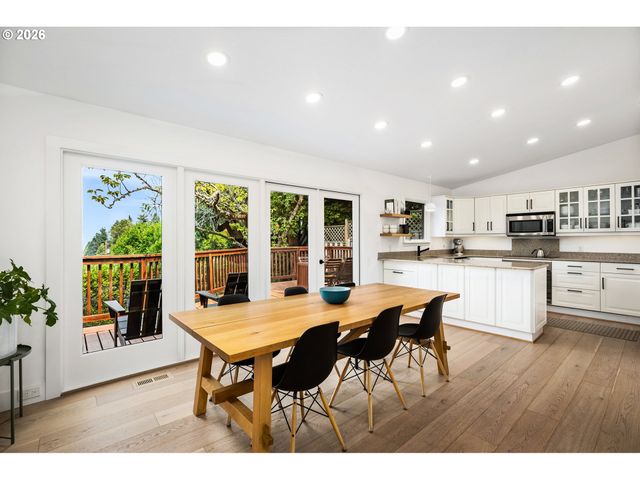1654 FIRCREST Dr, Lake Oswego, OR 97034