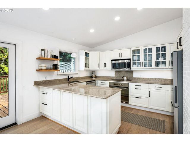 1654 FIRCREST Dr, Lake Oswego, OR 97034