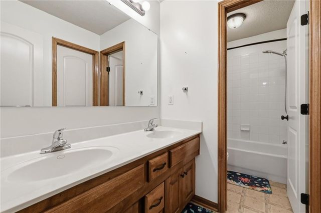 1425 SW 44th Street, Lee's Summit, MO 64082