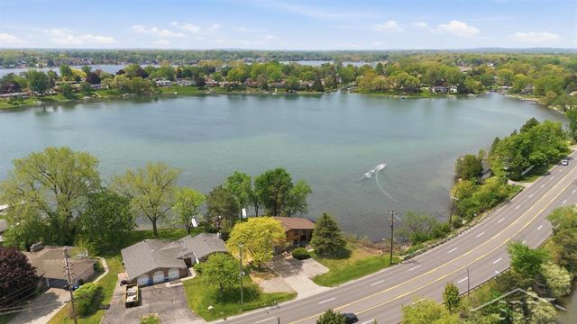 2915 W Walton Boulevard, Waterford, MI 48329