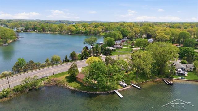 2915 W Walton Boulevard, Waterford, MI 48329